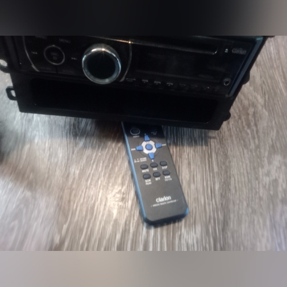 Clarion CZ100 Car stereo receiver with remote - Picture 3 of 9